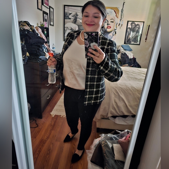 Meet your Buyer/Seller, Holly - Picture 3 of 8